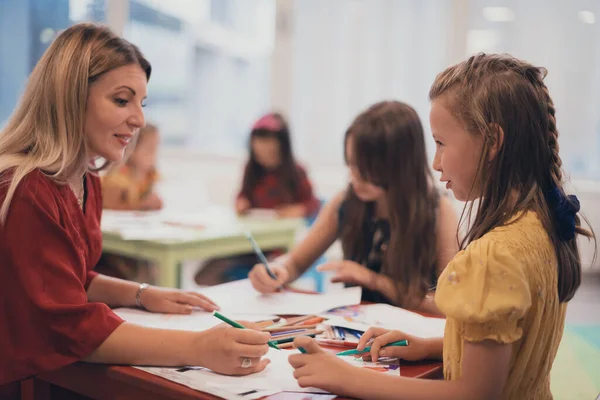 Kreative Kinder Während Eines Kunstkurses Einer Kindertagesstätte Oder Grundschule Zeichnen — Stockfoto