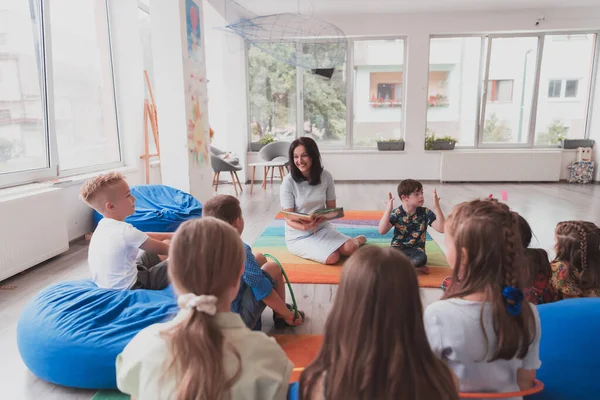 Leestijd Een Basisschool Kleuterschool Een Leraar Leest Een Boek Voor — Stockfoto