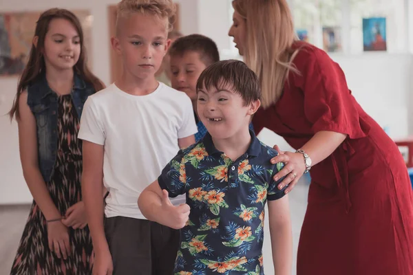 Los Niños Edad Preescolar Esperan Fila Juegos Nuevos Interesantes Enfoque —  Fotos de Stock