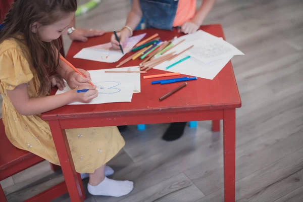 Criativos Crianças Sentadas Uma Instituição Pré Escolar Desenhar Divertir Enquanto — Fotografia de Stock