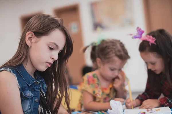 Kreatív Gyerekek Ülnek Egy Óvodában Rajzolnak Szórakoznak Amíg Tanulnak — Stock Fotó