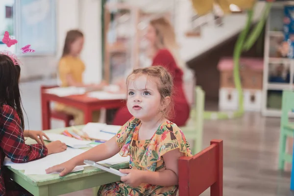 Creatieve Kinderen Zitten Een Kleuterschool Tekenen Plezier Hebben Terwijl Een — Stockfoto