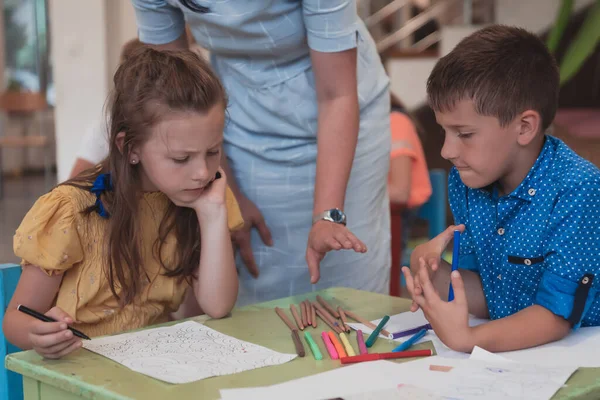 Kreative Kinder Während Eines Kunstkurses Einer Kindertagesstätte Oder Grundschule Zeichnen — Stockfoto