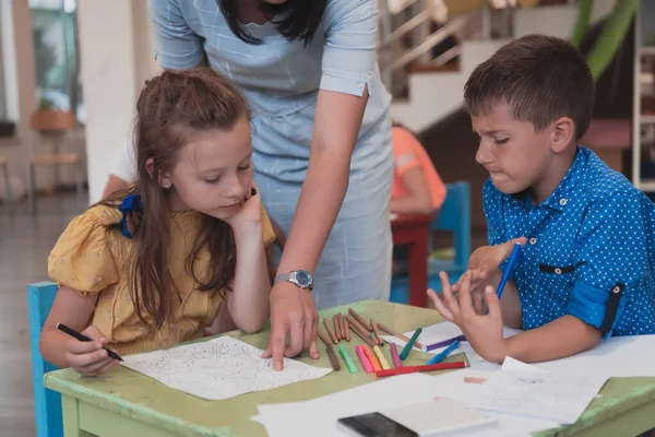 Kreative Kinder Während Eines Kunstkurses Einer Kindertagesstätte Oder Grundschule Zeichnen — Stockfoto