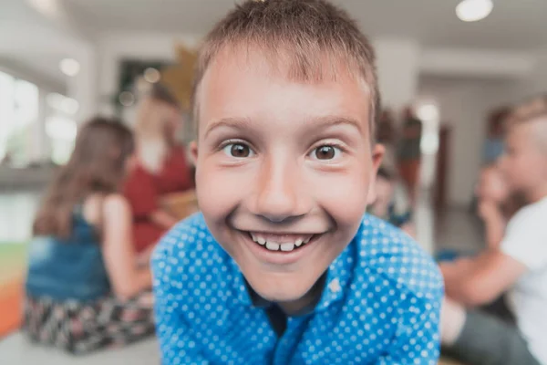 Portrétní Fotka Usmívajícího Chlapce Školce Jak Baví Kvalitní Fotografie — Stock fotografie