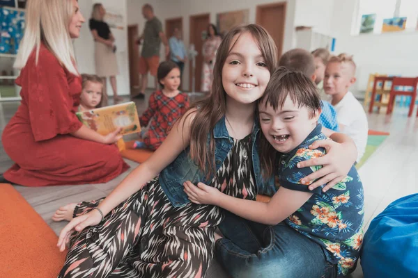 다운스 증후군 소녀와 소년은 유치원에서 시간을 보낸다 고품질 — 스톡 사진