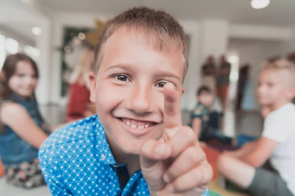 Portretfoto Van Een Lachende Jongen Een Kleuterschool Die Plezier Heeft — Stockfoto