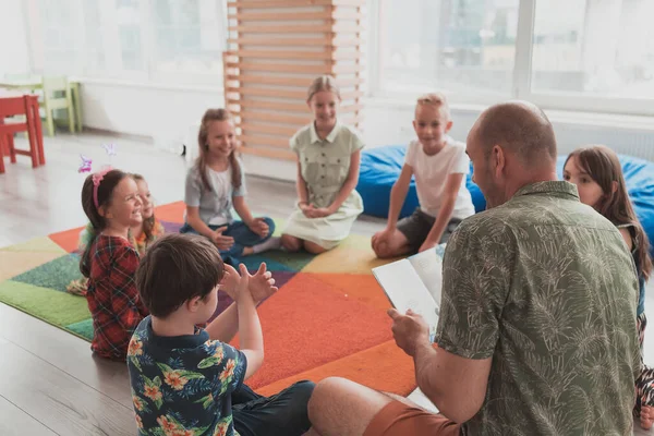 Temps Lecture École Primaire Maternelle Enseignant Lisant Livre Aux Enfants — Photo