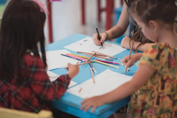 Criativos Crianças Sentadas Uma Instituição Pré Escolar Desenhar Divertir Enquanto — Fotografia de Stock