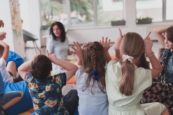 Una Maestra Felice Seduta Che Gioca Con Gruppo Scolaretti — Foto Stock