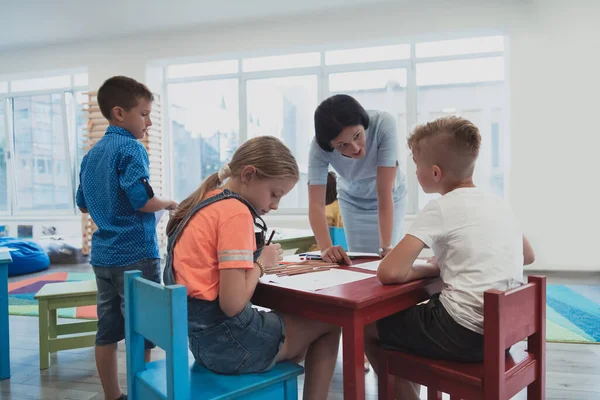 Creatieve Kinderen Tijdens Een Kunstles Een Kinderdagverblijf Basisschoolklas Tekenen Met — Stockfoto