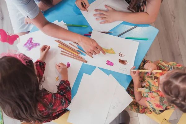 Creatieve Kinderen Tijdens Een Kunstles Een Kinderdagverblijf Basisschoolklas Tekenen Met — Stockfoto