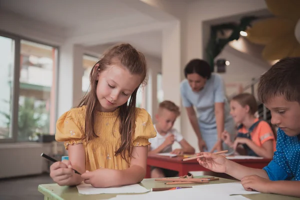 Niños Creativos Durante Una Clase Arte Una Guardería Salón Clases — Foto de Stock