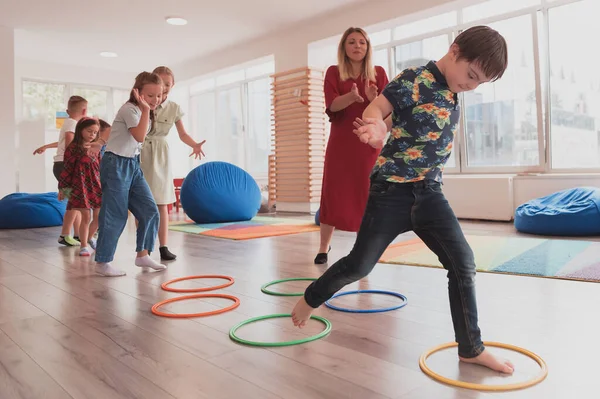 Pequeños Niños Guardería Con Una Maestra Suelo Salón Clases Haciendo —  Fotos de Stock