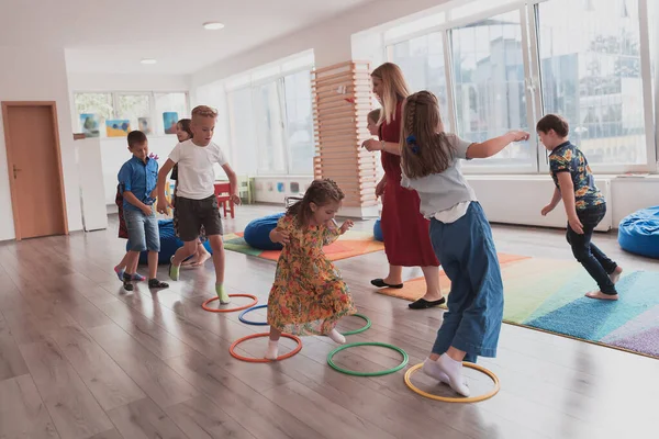 Piccoli Bambini Della Scuola Materna Con Insegnante Sesso Femminile Sul — Foto Stock