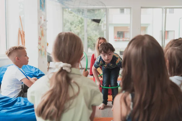 Uma Professora Feliz Sentada Jogando Jogos Mão Com Grupo Crianças — Fotografia de Stock