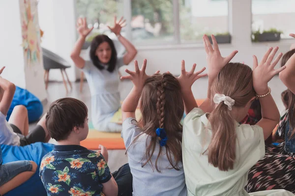 Eine Glückliche Lehrerin Sitzt Und Spielt Handspiele Mit Einer Gruppe — Stockfoto