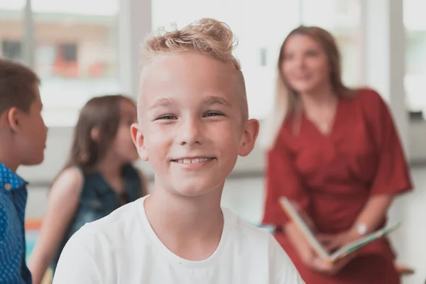 Leyendo Tiempo Una Escuela Primaria Jardín Infantes Maestro Lee Libro — Foto de Stock