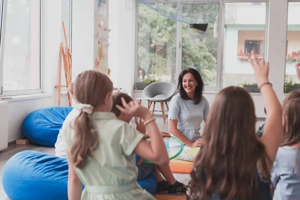 Leggendo Tempo Una Scuola Elementare Asilo Insegnante Legge Libro Bambini — Foto Stock