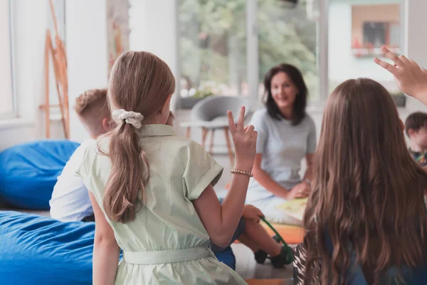 Lesezeit Der Grundschule Oder Kindergarten Eine Lehrerin Liest Kindern Der — Stockfoto