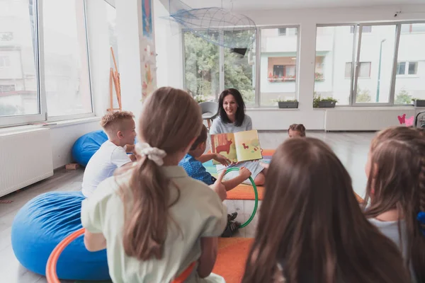 Leggendo Tempo Una Scuola Elementare Asilo Insegnante Legge Libro Bambini — Foto Stock