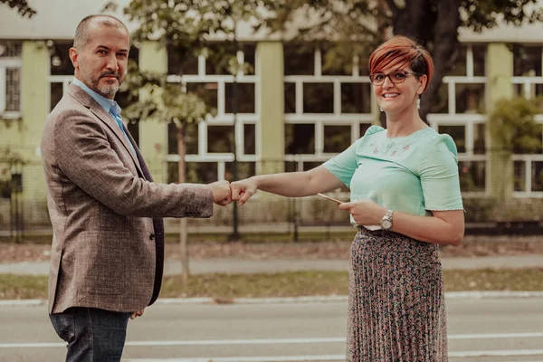 現代の経営者は路上で女性と握手をする 高品質の写真 — ストック写真