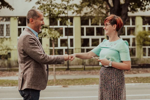 現代の経営者は路上で女性と握手をする 高品質の写真 — ストック写真