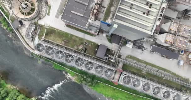 Drohnenaufnahmen Eines Kohlekraftwerks Mit Zwei Hohen Kühltürmen Neben Dem Blauen — Stockvideo