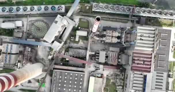 Luchtdrone Schot Van Kolencentrale Met Twee Hoge Koeltorens Naast Blauwe — Stockvideo