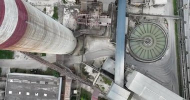 Mavi nehrin yanında iki yüksek soğutmalı kuleli kömür santralinin insansız hava aracı görüntüsü. Bacalardan çıkan duman ve güç üreten türbinlerden çıkan buhar. Yüksek kalite 4k görüntü