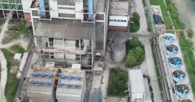 Mavi nehrin yanında iki yüksek soğutmalı kuleli kömür santralinin insansız hava aracı görüntüsü. Bacalardan çıkan duman ve güç üreten türbinlerden çıkan buhar. Yüksek kalite 4k görüntü