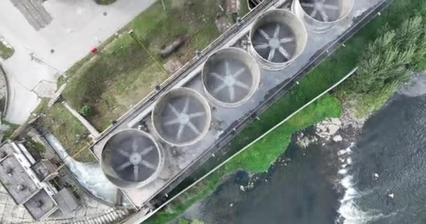 Légi Felvétel Szénerőműről Két Magas Hűtőtoronnyal Blue River Mellett Füst — Stock videók