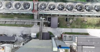 Mavi nehrin yanında iki yüksek soğutmalı kuleli kömür santralinin insansız hava aracı görüntüsü. Bacalardan çıkan duman ve güç üreten türbinlerden çıkan buhar. Yüksek kalite 4k görüntü