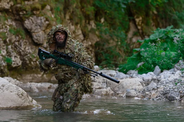 Een Militair Airsoft Speler Een Camouflage Pak Sluipt Rivier Mikt — Stockfoto