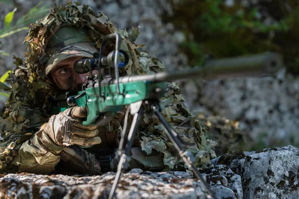 Militar Jugador Airsoft Con Traje Camuflaje Que Cuela Río Apunta —  Fotos de Stock