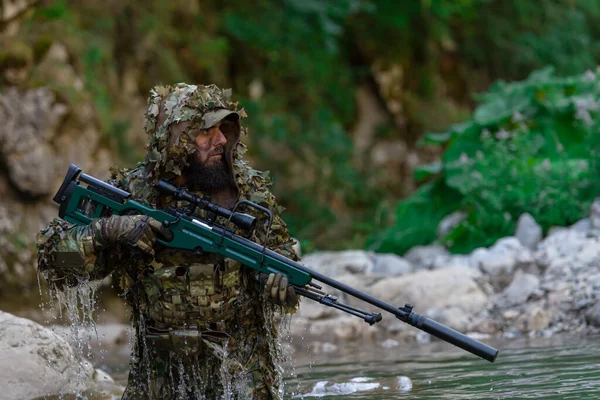 Een Militair Airsoft Speler Een Camouflage Pak Sluipt Rivier Mikt — Stockfoto