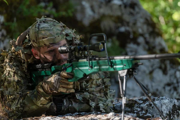 Een Militair Airsoft Speler Een Camouflage Pak Sluipt Rivier Mikt — Stockfoto