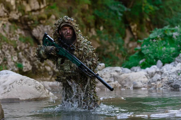 Een Militair Airsoft Speler Een Camouflage Pak Sluipt Rivier Mikt — Stockfoto