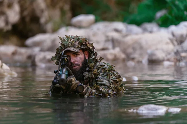 Een Militair Airsoft Speler Een Camouflage Pak Sluipt Rivier Mikt — Stockfoto