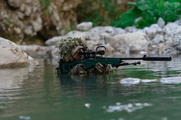 Een Militair Airsoft Speler Een Camouflage Pak Sluipt Rivier Mikt — Stockfoto