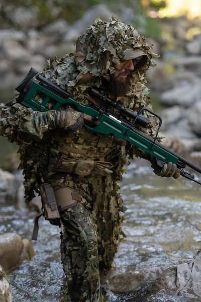 Militaire Joueur Airsoft Costume Camouflage Qui Faufile Dans Rivière Vise — Photo