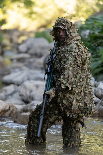 Militar Jugador Airsoft Con Traje Camuflaje Que Cuela Río Apunta —  Fotos de Stock