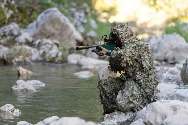 Een Militair Airsoft Speler Een Camouflage Pak Sluipt Rivier Mikt — Stockfoto