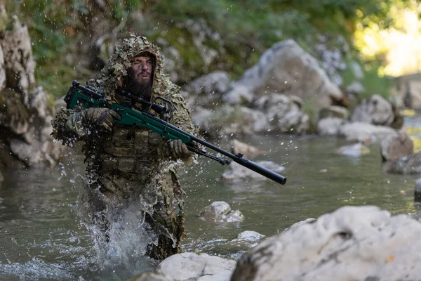 Egy Katona Vagy Egy Álcázó Ruhás Airsoft Játékos Lopakodik Folyón — Stock Fotó