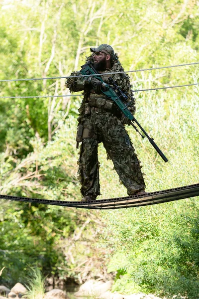 Een Militair Airsoft Speler Een Camouflage Pak Sluipt Touwbrug Mikt — Stockfoto