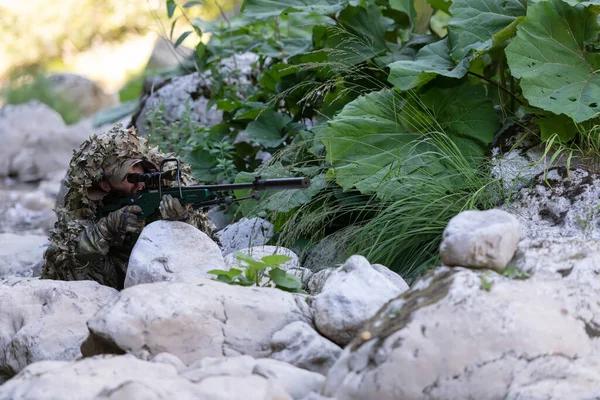 Een Militair Airsoft Speler Een Camouflage Pak Sluipt Rivier Mikt — Stockfoto