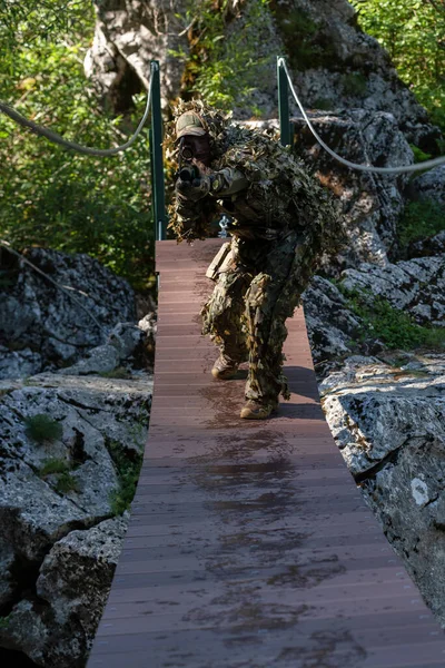 Militar Jugador Airsoft Con Traje Camuflaje Escondiendo Puente Cuerda Apunta — Foto de Stock