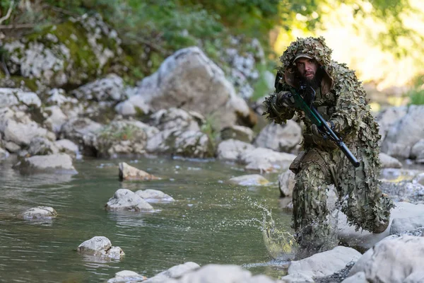 Een Militair Airsoft Speler Een Camouflage Pak Sluipt Rivier Mikt — Stockfoto