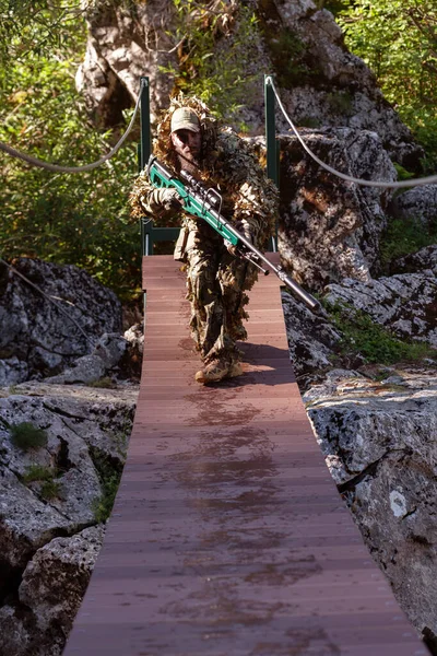 Egy Katona Vagy Egy Álcázó Ruhás Airsoft Játékos Becsempészi Kötélhidat — Stock Fotó