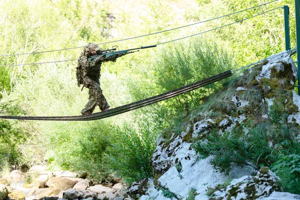 Een Militair Airsoft Speler Een Camouflage Pak Sluipt Touwbrug Mikt — Stockfoto